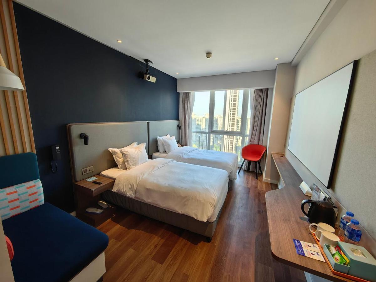 Holiday Inn Express Liyang Huafu, an IHG Hotel Bagian luar foto