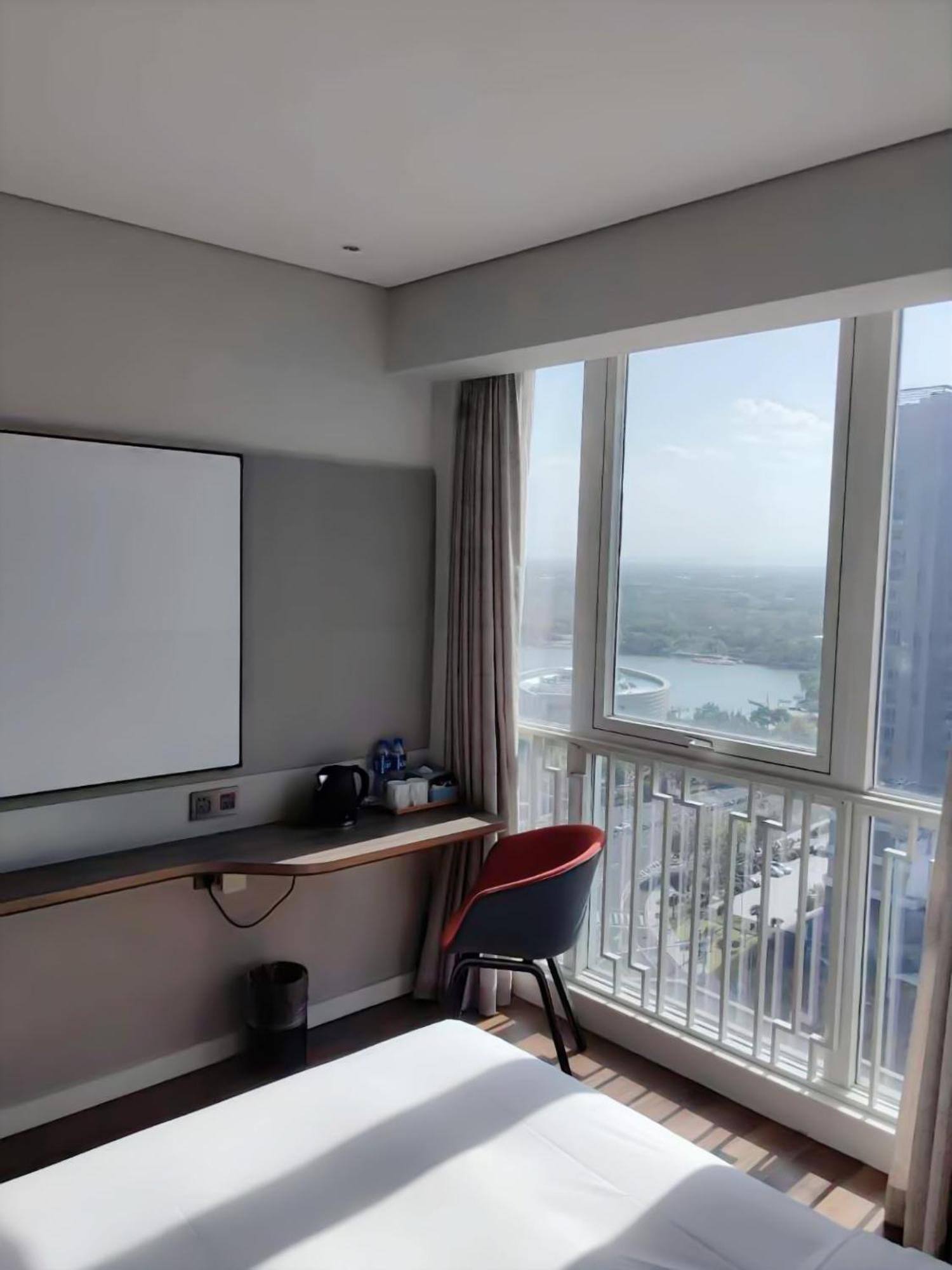 Holiday Inn Express Liyang Huafu, an IHG Hotel Bagian luar foto